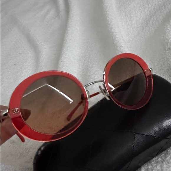 CHANEL Red Sunglasses - Picture 3 of 10